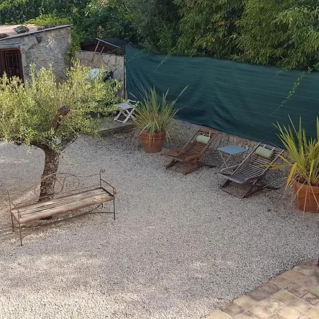 Independant Dans Mas Provencal